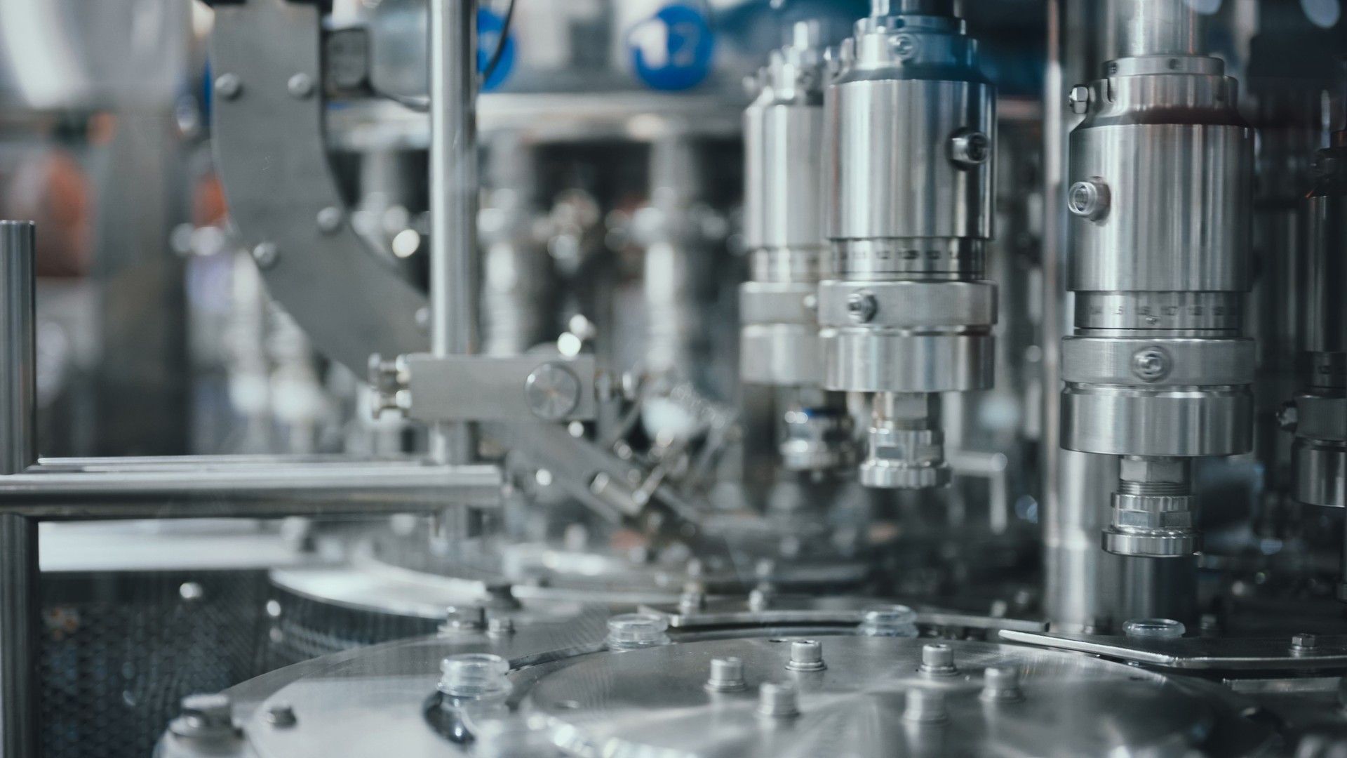 industrial bottling line with synchronized equipment for beverage production stainless steel automated bottling plant with synchronized filling machinery in clean factory